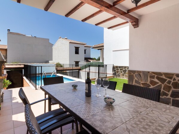 تناول الطعام بالخارج