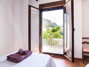 3 habitaciones, tabla de planchar con plancha, internet y ropa de cama 