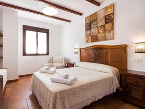 3 عدّة غرف نوم ومكواة/لوح كي وخدمة الإنترنت وملاءات أسرّة