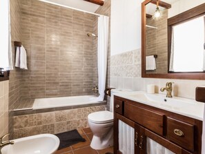 Hair dryer, towels, soap - house with pool, barbecue (Nigüelas)