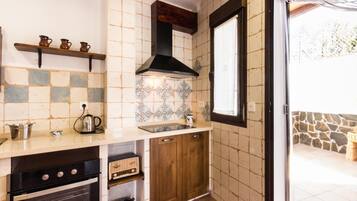 Réfrigérateur, micro-ondes, four, cafetiÚre/bouilloire