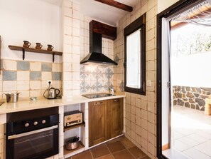 Kühlschrank, Mikrowelle, Ofen, Wasserkocher mit Kaffee-/Teezubehör