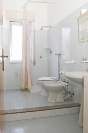 Douche, serviettes fournies