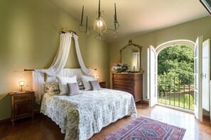 6 bedrooms, iron/ironing board, free WiFi, bed sheets - Villa Lorena, a Family Vintage Home with Indoor Pool, Air Conditioning, Outdoor Pool, Fitness Room & Wifi (Capannori)