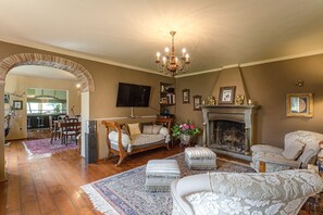 TV, fireplace, DVD player - Villa Lorena, a Family Vintage Home with Indoor Pool, Air Conditioning, Outdoor Pool, Fitness Room & Wifi (Capannori)
