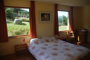 3 bedrooms, iron/ironing board, free WiFi, bed sheets