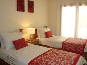 2 habitaciones, tabla de planchar con plancha y cuna de viaje 