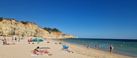 Una spiaggia nelle vicinanze
