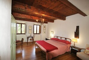 7 habitaciones, tabla de planchar con plancha y cuna de viaje 