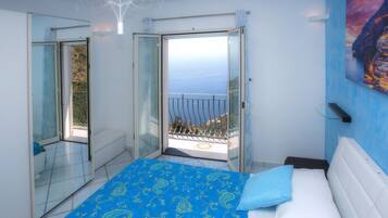 3 bedrooms, desk, soundproofing, iron/ironing board
