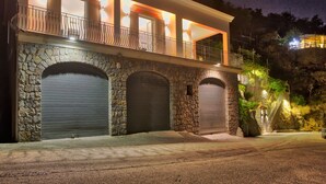 A two-story building with stone arches and a balcony with metal railings. - DOMUS VIGNA Fusco, AMALFI COAST (FURORE (SA))
