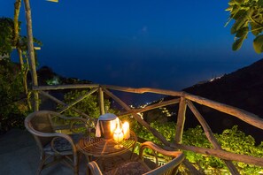 Outdoor dining - DOMUS VIGNA Fusco, AMALFI COAST (FURORE (SA))