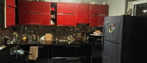 冷蔵庫、オーブン、電気ポット、トースター