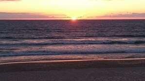 A beach with a sunset over the ocean. - In Mimizan-plage sud, detached house with fenced garden, 2km from beaches (Mimizan)