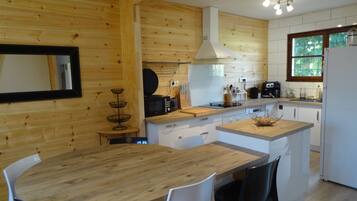 JÀÀkaappi, mikroaaltouuni, uuni, liesi