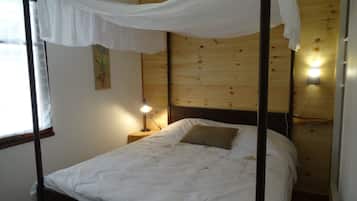 3 bedrooms, iron/ironing board, travel cot, free WiFi