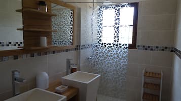 Douche, sĂšche-cheveux, savon, papier toilette