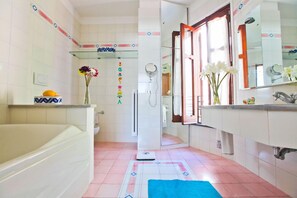 Bathtub, jetted tub, hair dryer, bidet