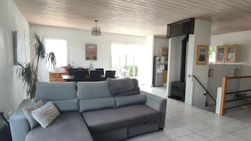 Televisión, reproductor de DVD y libros