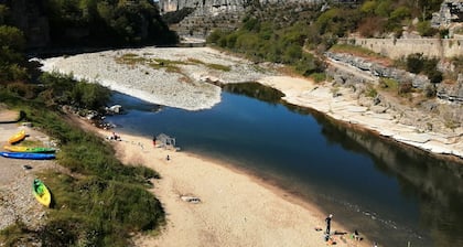 Tolles Haus, Pool und Panoramablick. Charakterdorf, südliche Ardèche.