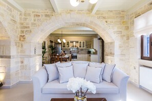 Smart-tv, eldstad, tv-spel och ett bordtennisbord