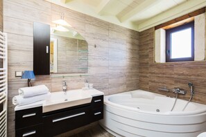 Combined shower/bathtub, jetted bath, hair dryer, towels