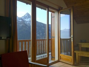 Interior - Praloup   500m from the ski lifts, sleeps 12, magnificent view,  parking lot (Uvernet-Fours)