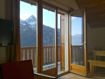 Praloup 500m from the ski lifts, sleeps 12, magnificent view, parking lot