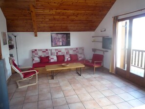 TV, DVD player, books - Praloup   500m from the ski lifts, sleeps 12, magnificent view,  parking lot (Uvernet-Fours)