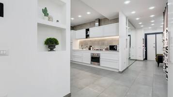 Cafetera y tetera, refrigerador, microondas y horno