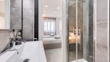 Regadera, secadora de cabello, bidet, toallas