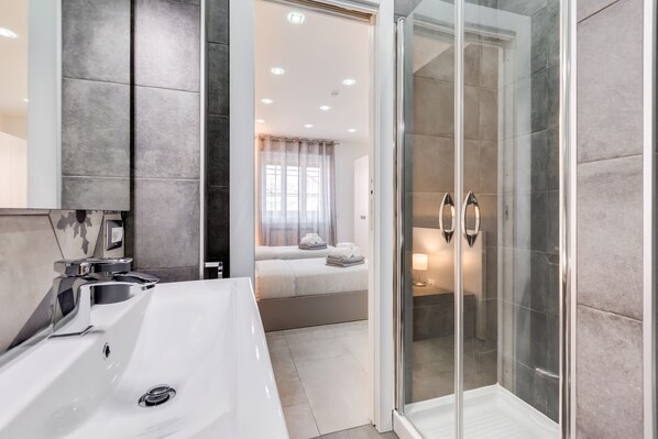 Shower, hair dryer, bidet, towels