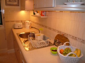 Kjøleskap, mikrobølgeovn, ovn og kokeplater