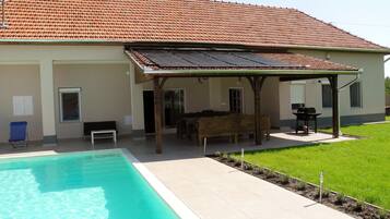 حمّام سباحة خارجي، حمّام سباحة مُدفَّأ