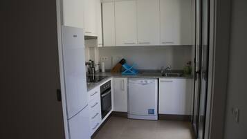 Frigorífico, microondas, horno y placa de cocina