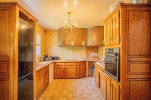 Jääkaappi, mikroaaltouuni, uuni, liesi