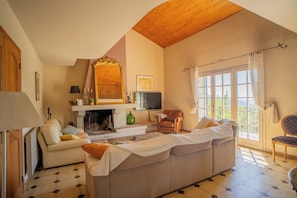 Téléviseur, foyer, lecteur de DVD, livres