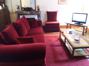 Televisio, pöytätennispöytä, kirjoja, stereot