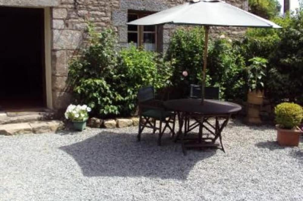 Breton stone cottage built in 1605