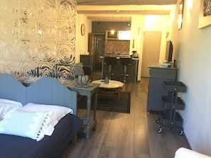 1 habitación, tabla de planchar con plancha, wifi y ropa de cama