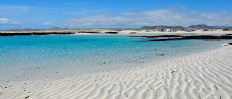 Platja a a prop i tovalloles de platja