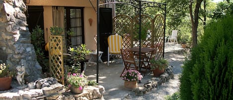 تناول الطعام بالخارج