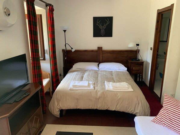 1 habitación, escritorio, tabla de planchar con plancha y wifi gratis 