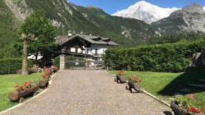Exterior - Open space/studio with garden in traditional farm house (Pre Saint Didier)