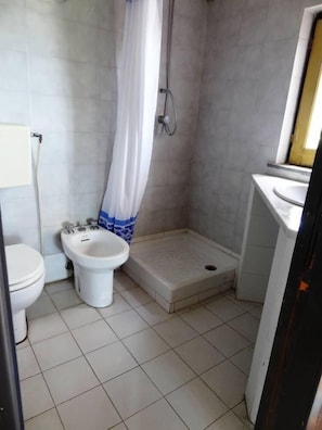 Douche, serviettes fournies, papier toilette