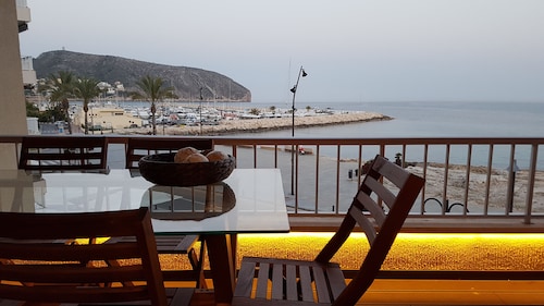 Flughafen newly renovated seafront, 20 m from the beach and port