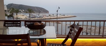 Flughafen newly renovated seafront, 20 m from the beach and port