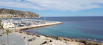 Flughafen uusittu merenrannalla, 20 m rannalta ja satama