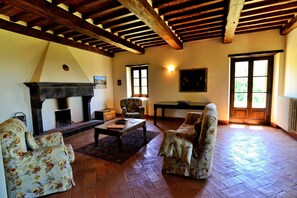 Fernseher, Kamin, Bücher