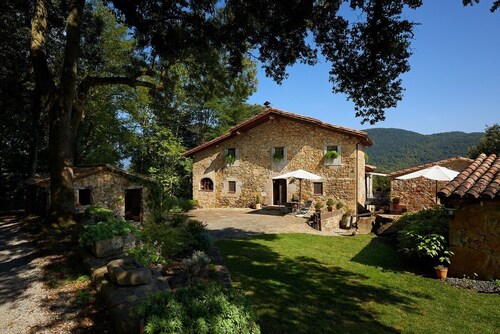  Catalan farmhouse from the 11th century, within the Natural Park. 10-1